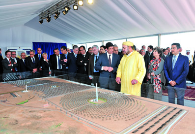Le Roi Mohammed VI devant le projet de la centrale solaire