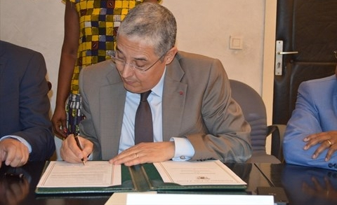 Pdg Attijari signe accord a Abidjan