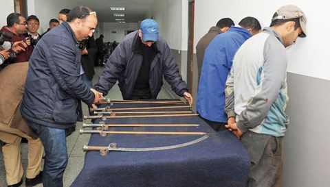 Inculpes et leurs armes dans les locaux de la police maroc