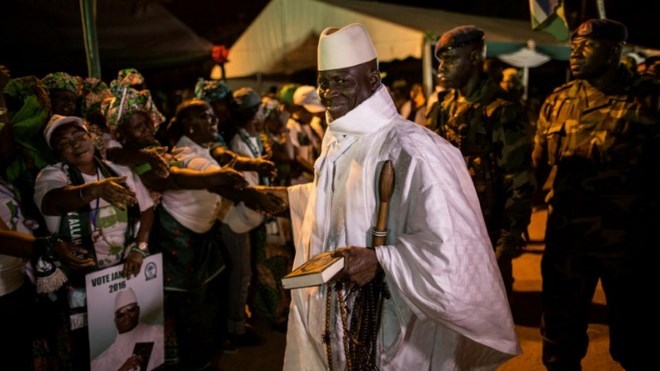 Gambie : Vote et pression militaire