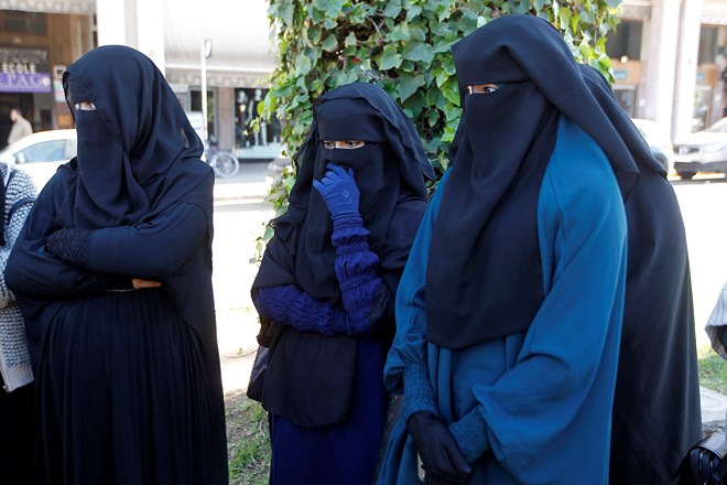 «Burqa show» devant le Parlement et vives réactions