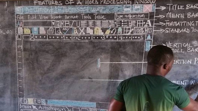 Un professeur Ghanéen enseigne à ses élèves Microsoft Word sur un tableau noir