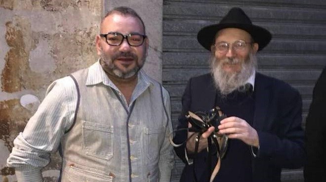 Photo du jour : Le roi Mohammed VI avec un rabbin à Paris