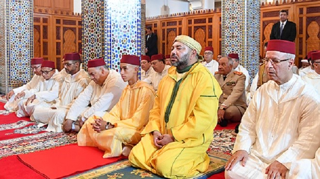 Le Roi Mohammed VI accomplit la prière du Vendredi à Rabat (Photo)