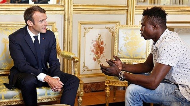 Auteur d’un sauvetage héroïque, un jeune Malien reçu à l’Elysée par le président Macron
