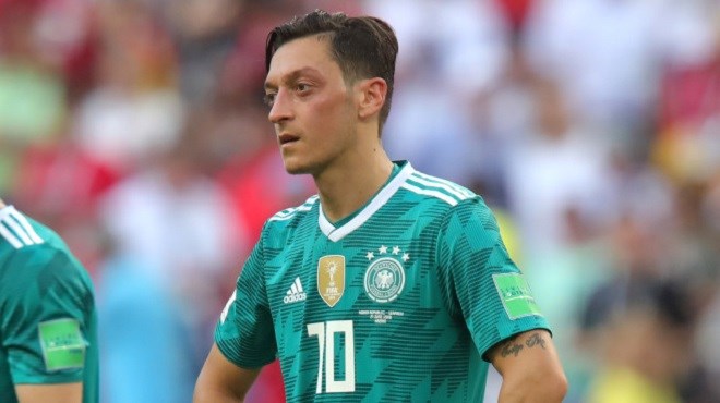 Football : La  fédération allemande rejette les accusations de racisme du jouer Özil