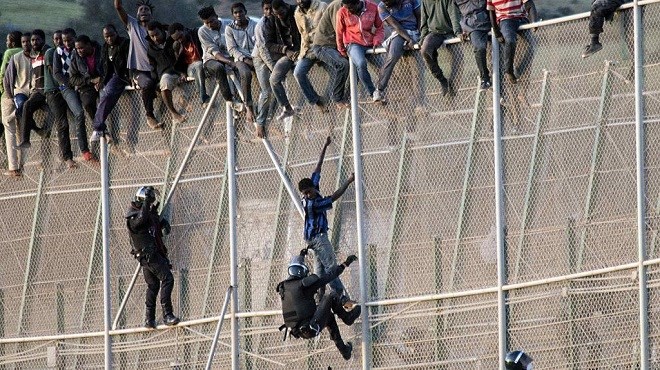 Ceuta : 400 migrants franchissent la clôture frontalière