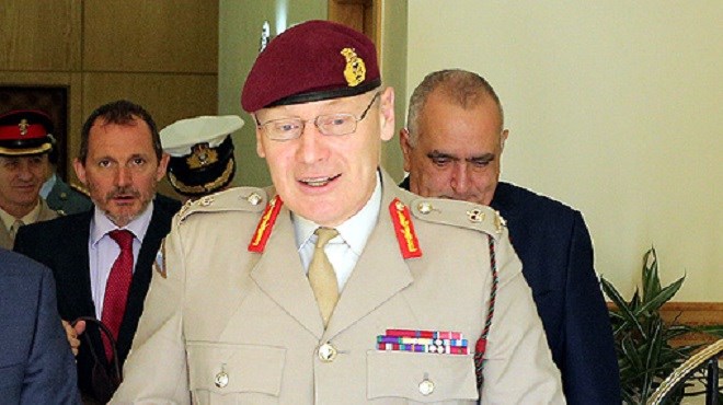 Le Général de Corps d’Armée, Inspecteur Général des FAR reçoit le Lieutenant-Général Sir John Lorimer, Haut Conseiller à la Défense britannique, chargé de la région MENA