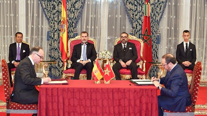 SM le Roi Mohammed VI et SM le Roi Felipe VI d’Espagne président la cérémonie de signature de plusieurs accords de coopération bilatérale
