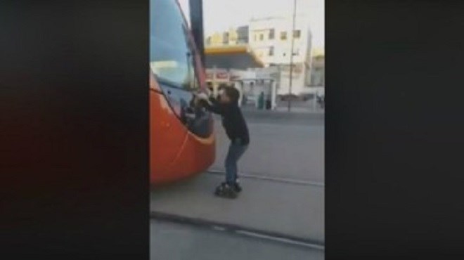 Casablanca : Un enfant s’accroche au tramway en toute insouciance (vidéo)