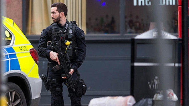 Plusieurs blessés dans une attaque “terroriste” à Londres, l’assaillant abattu