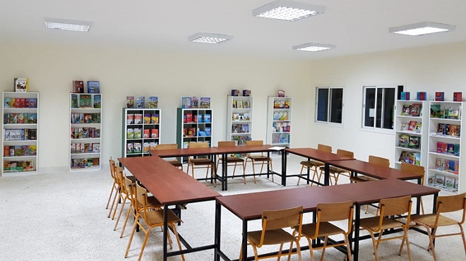La Fondation Al Omrane installe une bibliothèque dans une école