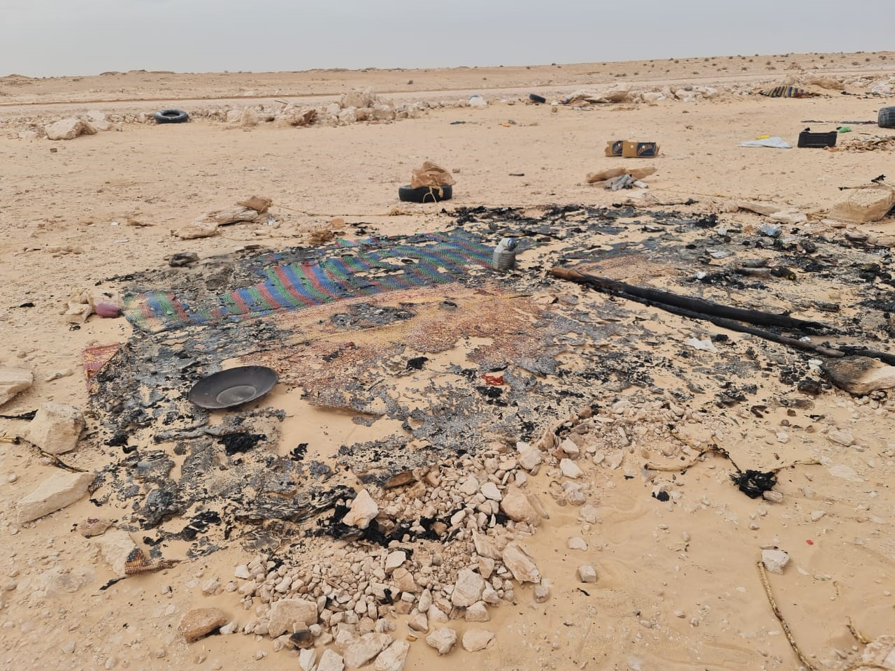 Kandahar. Ce qui reste du campement incendié par le Polisario avant de fuir