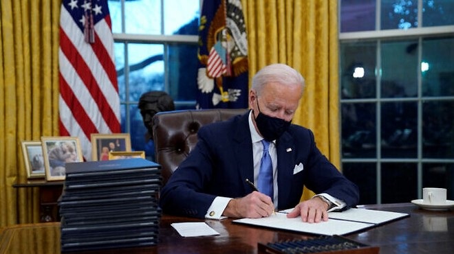 Joe Biden signe 17 décrets exécutifs