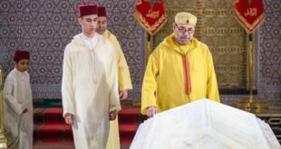 SM le Roi, Amir Al Mouminine, se recueille sur la tombe de Feu SM le Roi Mohammed V