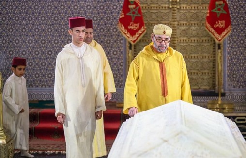 SM le Roi, Amir Al Mouminine, se recueille sur la tombe de Feu SM le Roi Mohammed V